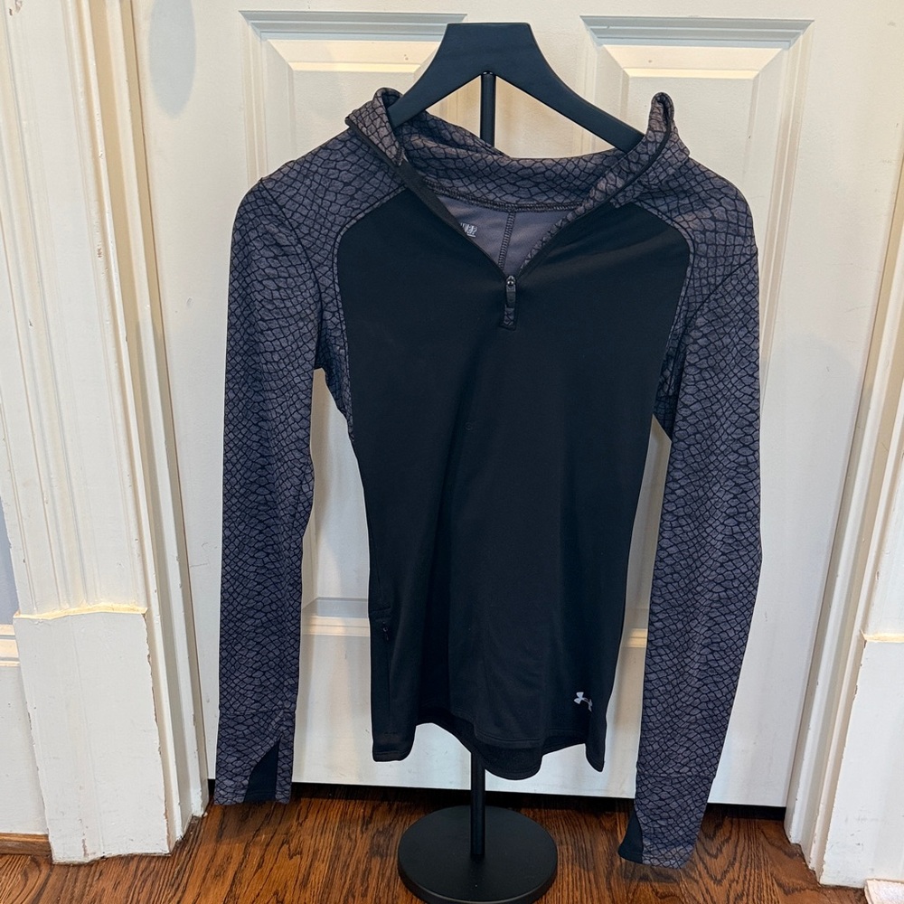 Fitted Under Armour Black Top with Patterned Gray Sleeves Hooded Quarter Zip